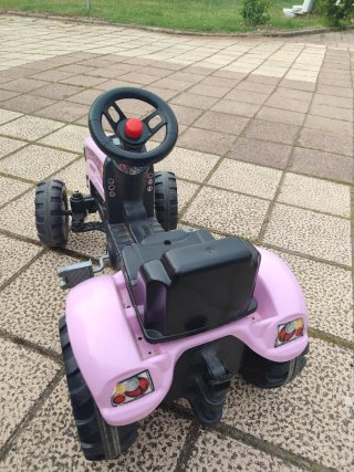 Tractor de pedales morado con remolque