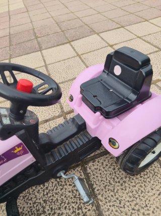 Tractor de pedales morado con remolque