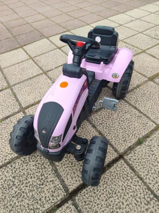 Tractor de pedales morado con remolque