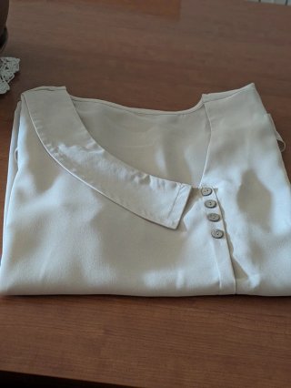 Camisa beige con cuello Peter Pan