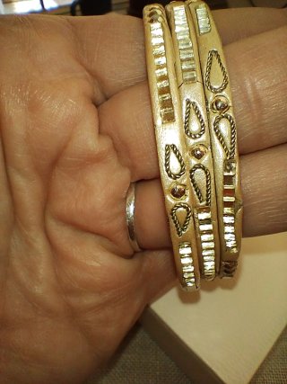 Tris bracciali vintage beige e oro
