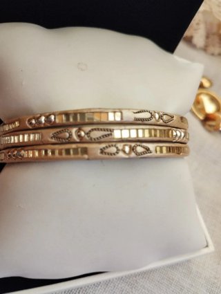 Tris bracciali vintage beige e oro