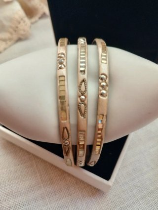 Tris bracciali vintage beige e oro