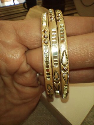 Tris bracciali vintage beige e oro