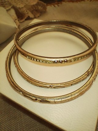 Tris bracciali vintage beige e oro