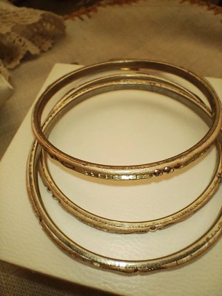 Tris bracciali vintage beige e oro