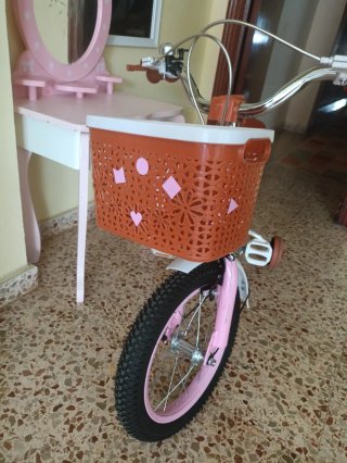 Bicicleta infantil rosa con ruedines