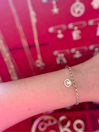 Pulsera dorada con charm