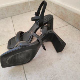 Sandalias negras tacón cuadrado