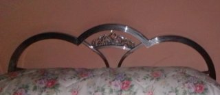 Cabeceros de niquel con adorno de corona.