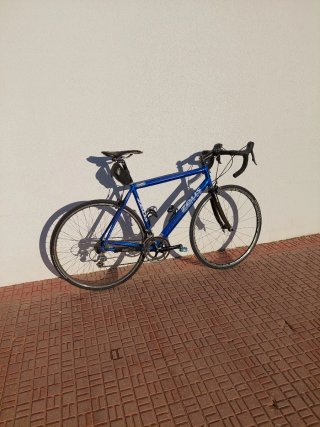 Bicicleta de carretera azul
