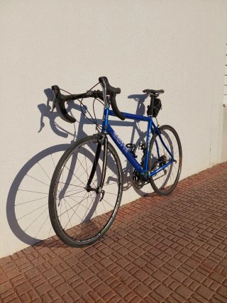 Bicicleta de carretera azul