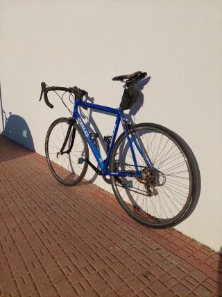 Bicicleta de carretera azul
