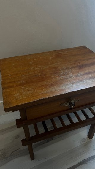 Mesita auxiliar de madera antigua