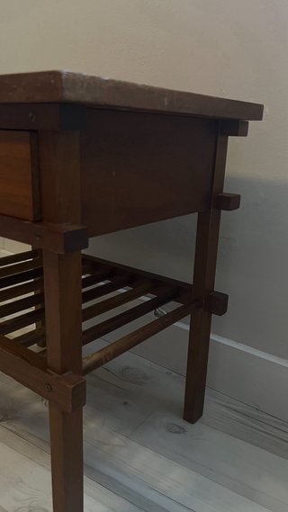 Mesita auxiliar de madera antigua