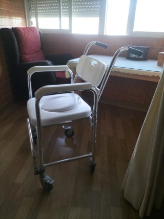 Silla para baño. Personas mobilidad reducida