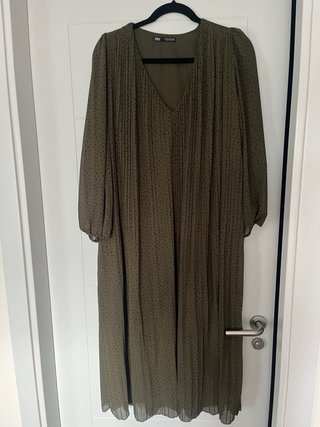 Vestido verde plisado Zara