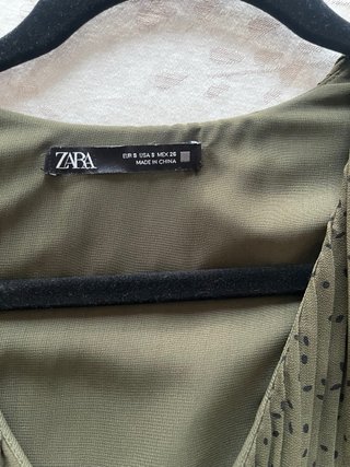 Vestido verde plisado Zara