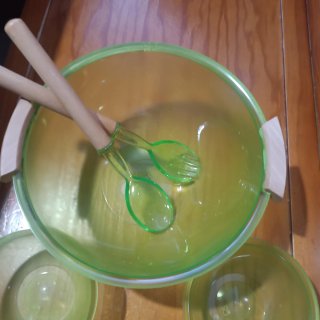 Ensaladera Plástico con Cubiertos Mango Madera