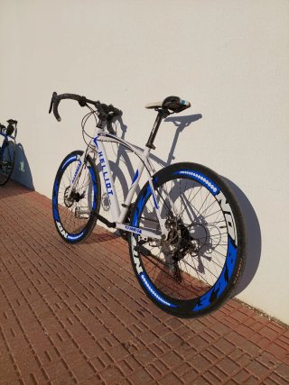 Bicicleta de carretera blanca y azul