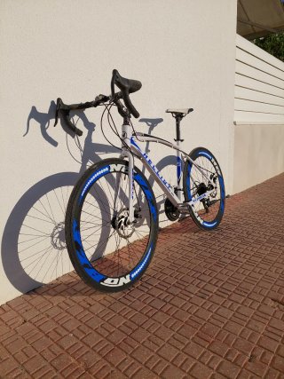 Bicicleta de carretera blanca y azul