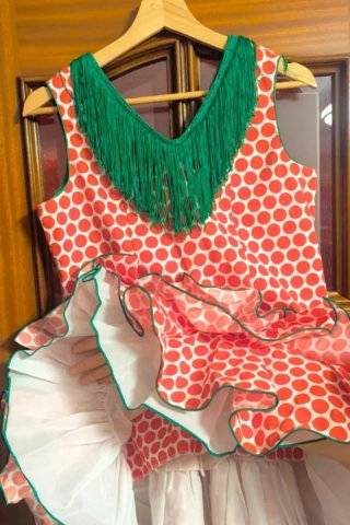 Traje de flamenca blanco con lunares rojos