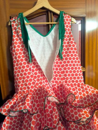 Traje de flamenca blanco con lunares rojos
