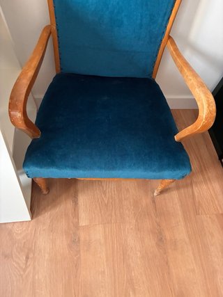 Butaca de madera y terciopelo azul