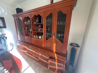 Librería de madera y cristal