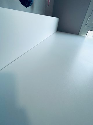 Mesa escritorio 3 cajones madera y blanco