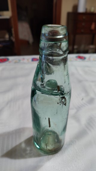 Botella de gaseosa tipo Codd con cierre por bola
