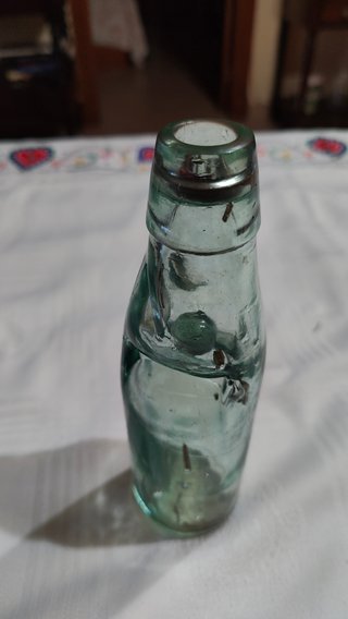 Botella de gaseosa tipo Codd con cierre por bola