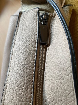 Bolso bandolera beige con tachuelas
