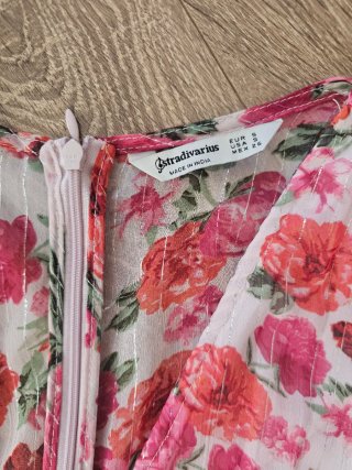 Vestido midi floral rosa Stradivarius S