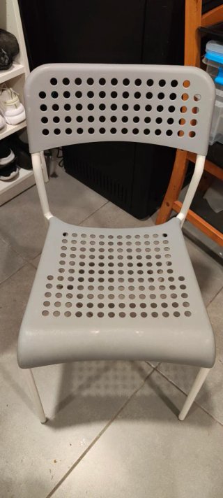 Dos Sillas IKEA gris y blanco