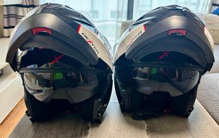2 Cascos de Moto Negros con Visera