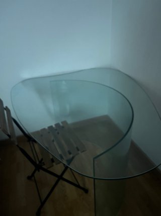 Mesa de cristal curva gruesa