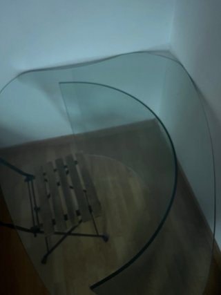 Mesa de cristal curva gruesa