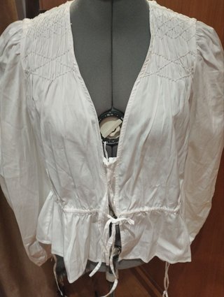 Blusa blanca con lazada y volantes