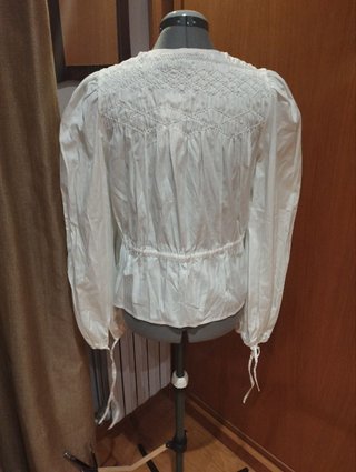 Blusa blanca con lazada y volantes