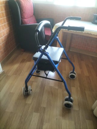 Andador azul con asiento