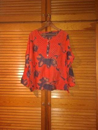 Blusa floral roja con encaje