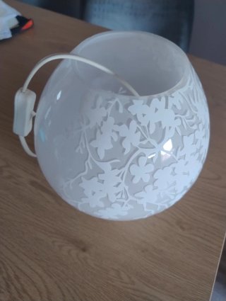 Lámpara para mesita o auxiliar Ikea esfera flores