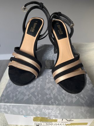 Sandalias tacón Fórmula Joven negras y doradas T38