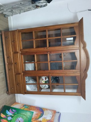 Mueble de madera con vitrina y cajones
