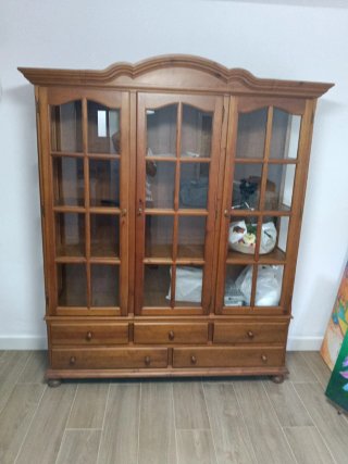 Mueble de madera con vitrina y cajones