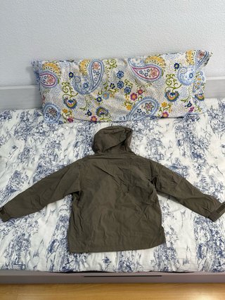 Abrigo Quechua verde oliva con capucha