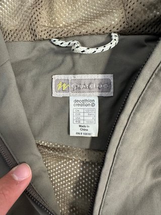 Abrigo Quechua verde oliva con capucha
