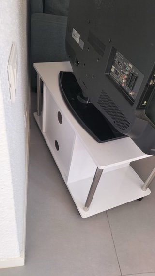 Mueble para televisión con ruedas