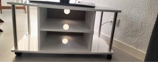 Mueble para televisión con ruedas